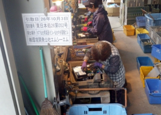 廃OA機器破砕風景