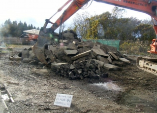 がれき類破砕風景